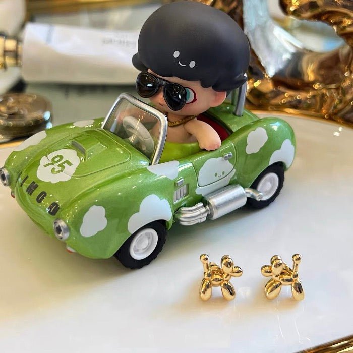 Niedliche kleine Ohrstecker mit Ballonhund – Gold und Silber