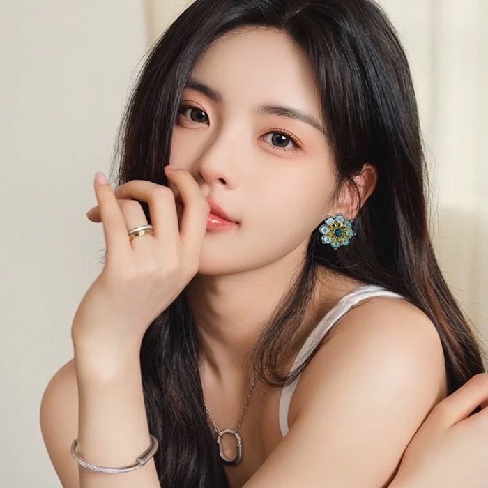 Funkelnde blaue Gänseblümchen-Ohrringe